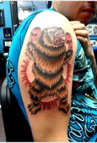 Grootarm gekleurde tatoo patroon van bruin beer bokser