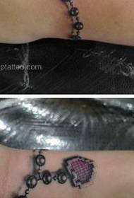 Nydelig tatoveringsmønster i armbånd halskjede