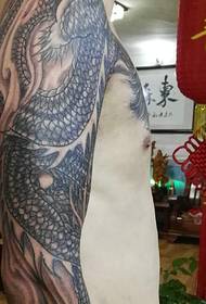 Super dominéierend hallefbeen traditionell béisen Draach Tattoo Muster