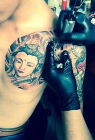 Tatuaggio di mezza armatura alla moda