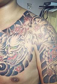 Tatuaggio mezzo colorato accattivante