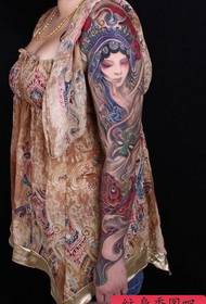 Модел на татуировка с цветя на рамото: красота на татуировката на татуировката на красотата на цветя и на шарана