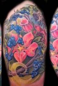 Arm tatoeëring patroon: Big Blueberry Bee Tattoo Patroon