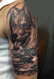 Didelės rankos tikroviškai atrodantis šuo su senamiesčio tatuiruotės modeliu