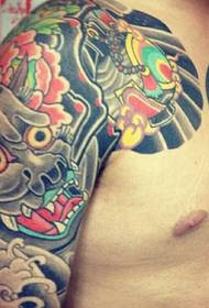 Le immagini colorate del tatuaggio a metà petto sono chic