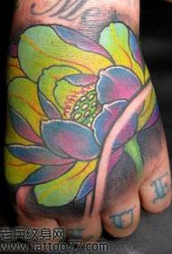 Model de tatuaj de lotus de culoare din spate