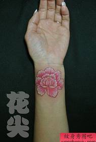 Nice color floral tattoo pattern sa pulso ng batang babae