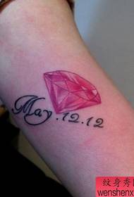 Braço da menina dentro padrão de tatuagem de letra de diamante