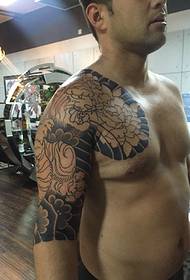 Modello di tatuaggio a mezza lunghezza in bianco e nero ad alta intensità