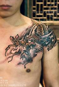 Ink style over-the-በትከሻ ንቅሳት