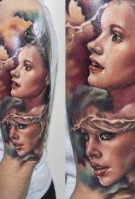 Krāsains sievietes portreta tetovējums plecu reālisma stilā