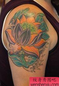 Gambar pola tato lotus tradisional lengan besar