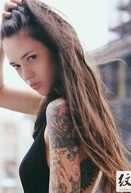 Belle fille de fleur occasionnelle