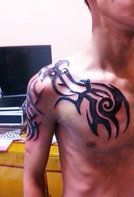 Rakareruka uye rakapetwa hafu-iyo totem tattoo
