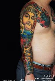 Erdi koloreko Budaren tatuaje eredu tradizionalaren erdia