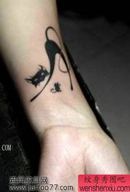 Braccio simpatico modello di tatuaggio gatto totem
