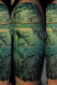 Reālistiski un skaisti krāsoti zemūdens dzīvnieku tetovējumi uz pleciem