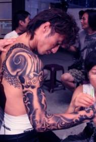 Nicholas Tse nakið húðflúr