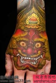 Kolora leona tatuaje-ŝablono sur la dorso de la mano
