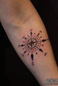 Arm 'n totem kompas tatoeëring patroon
