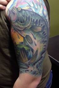 Wzór tatuażu kałamarnicy na ramieniu męskiego koloru wody