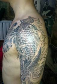 Половина татуювання татуювання з кальмарами та лотосом