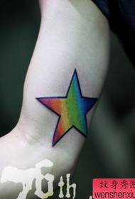 Oboroži barvite barvite petkrake zvezdaste vzorce tetovaže