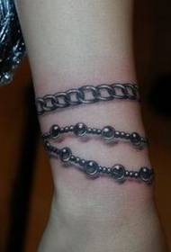 Modello di tatuaggio braccialetto alla moda che piace alle ragazze