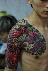 Fiú félpáncél tintahal krizantém tetoválás mintája