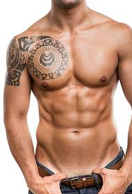 Красив мъжки модел на татуировка на половин дължина