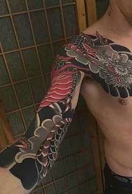 Tradisyonèl demi-ame tatoo tatoo dragon se tout cham