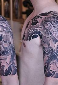 Klasszikus félhal tetoválás