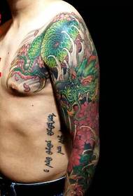 Genial y guapo colorido tatuaje de dragón medio armado
