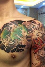 Loto e calamari rossi abbinati a un motivo a mezzo tatuaggio