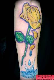 Professionele tatoeëring: geel rose tatoeëerpatroon Foto