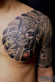 Tatuaggio: immagine del tatuaggio del tatuaggio a metà faccia