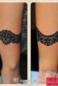 Brazo de niña hermoso patrón de tatuaje de encaje clásico