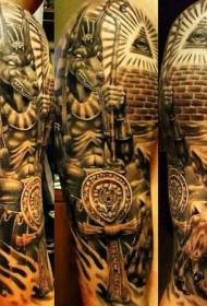 Stupendo tatuaggio con attributo a tema egiziano sulla spalla
