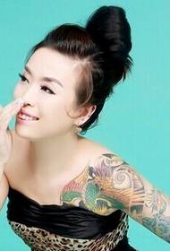 Personalità di bellezza del tatuaggio a mezza armatura