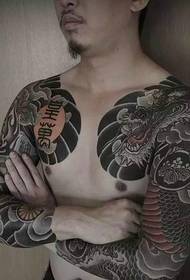 Zgodan dvostruki ulomak totemske tetovaže