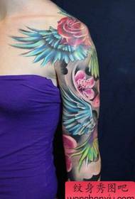 Immagine del modello del tatuaggio delle ali rosa del braccio del fiore