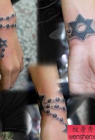 Roku tetovējums: rokas piecu smaiļu zvaigžņu sešstaru zvaigzne, kas karājas ķēdes tetovējuma zīmējuma tetovējuma attēlā