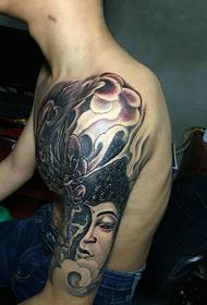 Bildo de tatuado de duona kiraso, kombina bovino-demono kaj Budho-magio