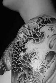 Čierna a biela polovica brnenia tetovanie obraz chobotnice a prajna