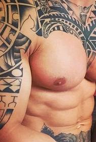 Muskuļots, pilns, cilvēks, glīts, puse, nagu, tetovējums