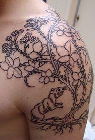 Момче, половина, красива татуировка с лоза на цветя
