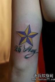 Braccio da ragazza, un modello di tatuaggio pentagramma colorato