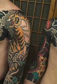 Modello di tatuaggio a mezza armatura di colore prepotente perfetto