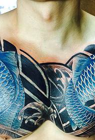 Просто изсветлена двойно кафява татуировка със сини калмари