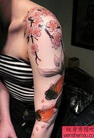 Rankos tatuiruotės modelis: rankos vyšnios auksinės žuvelės tatuiruotės modelio tatuiruotės paveikslėlis